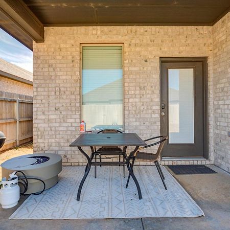 Entire House~ Spacious~ Prime Location~ Backyard ลับบ็อก ภายนอก รูปภาพ