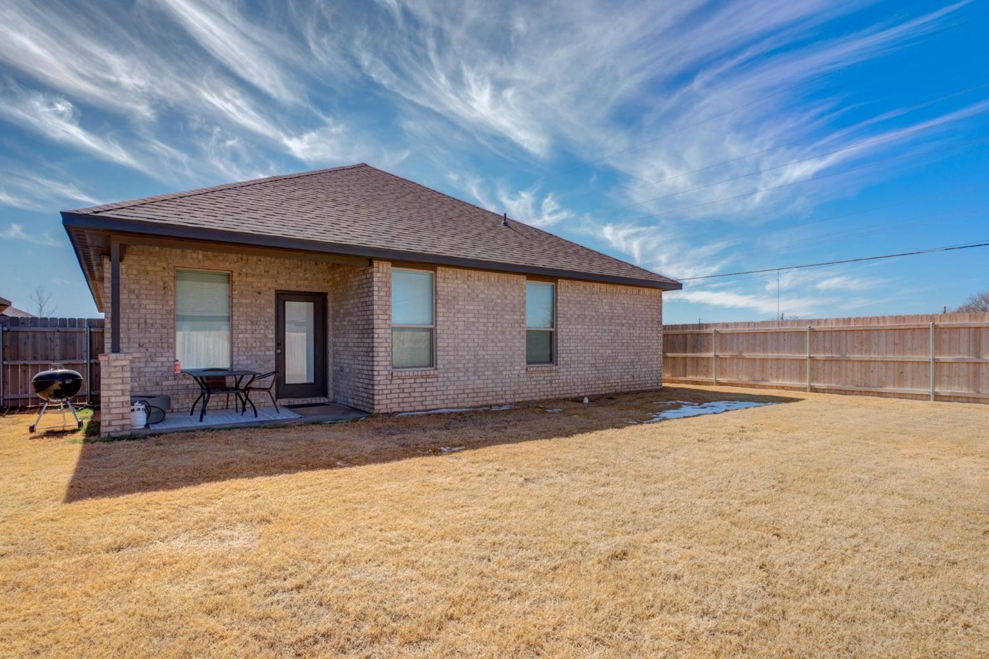 Entire House~ Spacious~ Prime Location~ Backyard ลับบ็อก ภายนอก รูปภาพ