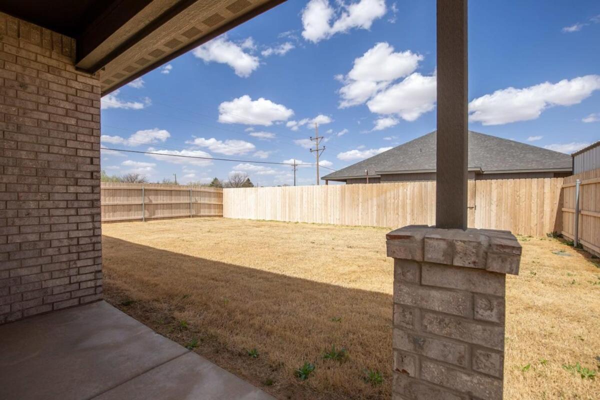 Entire House~ Spacious~ Prime Location~ Backyard ลับบ็อก ภายนอก รูปภาพ