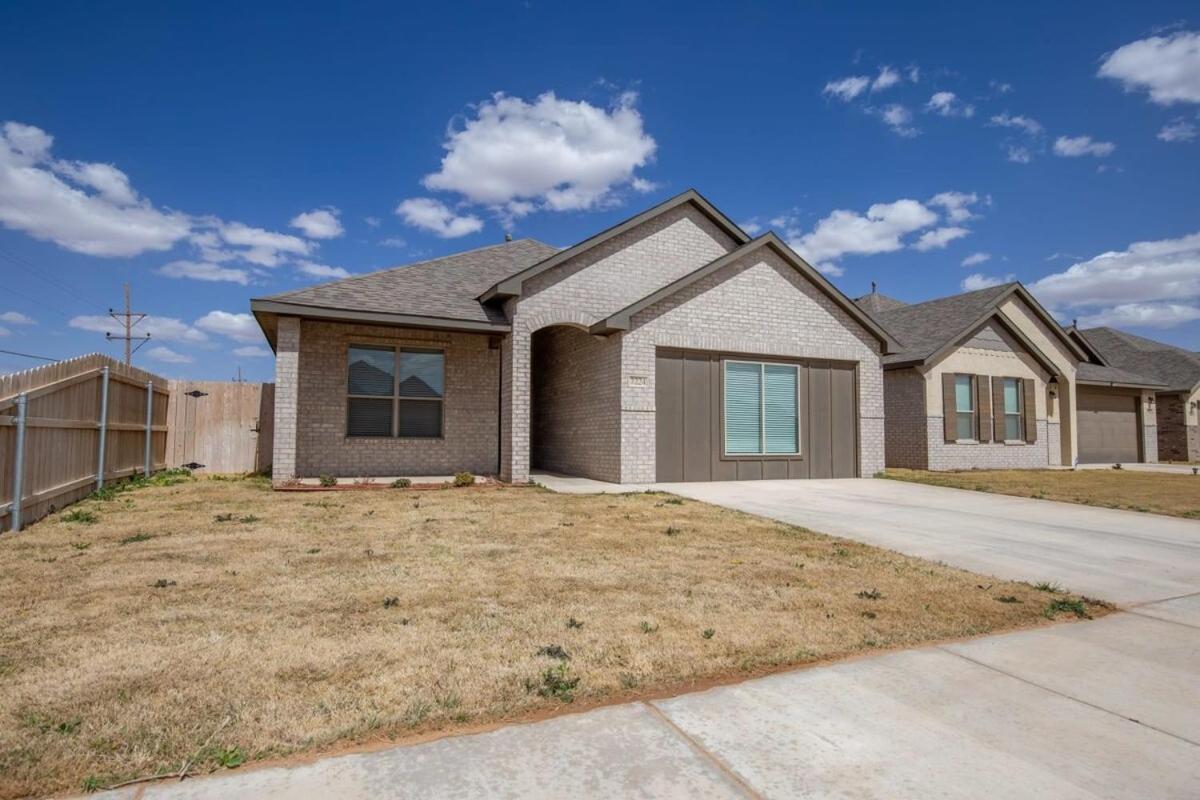 Entire House~ Spacious~ Prime Location~ Backyard ลับบ็อก ภายนอก รูปภาพ