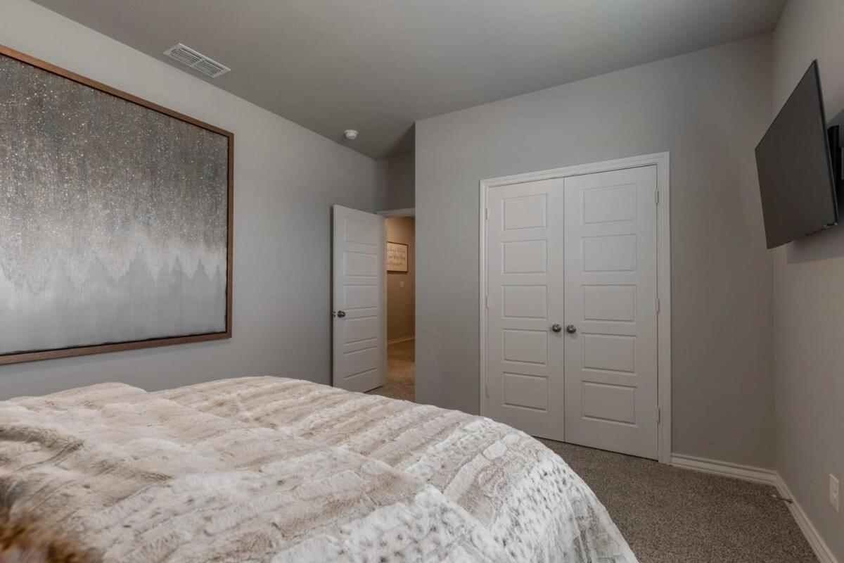 Entire House~ Spacious~ Prime Location~ Backyard ลับบ็อก ภายนอก รูปภาพ