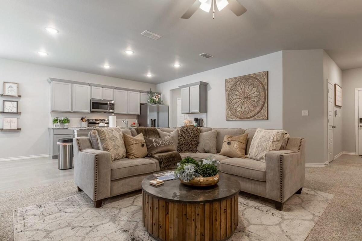 Entire House~ Spacious~ Prime Location~ Backyard ลับบ็อก ภายนอก รูปภาพ